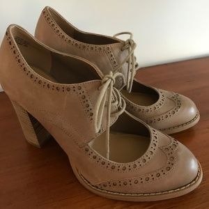 Tan oxford pumps